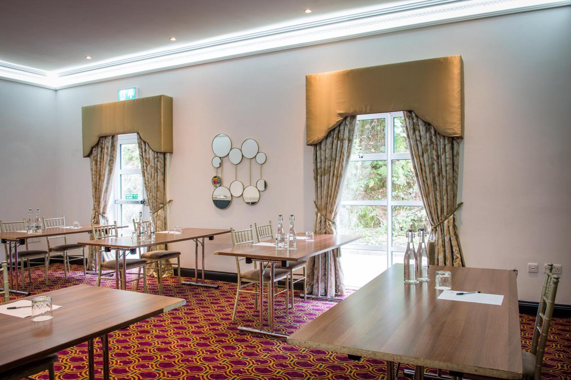 Cork'S Vienna Woods Hotel & Villas Exterior photo